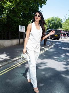 Jacqueline Fernandez feet photo thumbnail