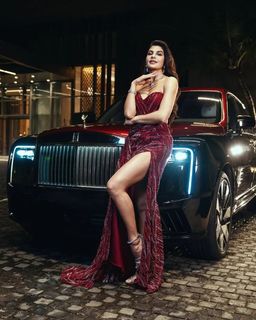 Jacqueline Fernandez feet photo thumbnail