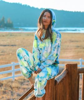 Jacqueline MacInnes Wood feet photo thumbnail