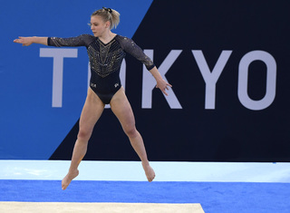 Jade Carey feet photo thumbnail