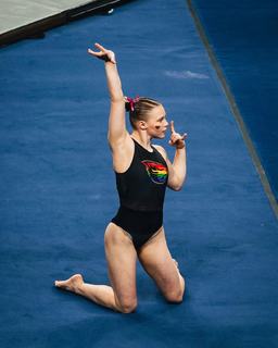 Jade Carey feet photo thumbnail