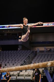 Jade Carey feet photo thumbnail