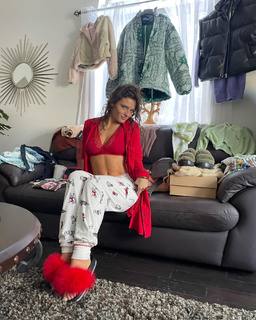 Jade Chynoweth feet photo thumbnail