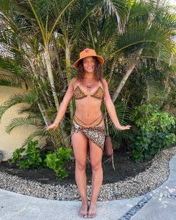 Jade Chynoweth feet photo thumbnail