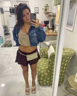 Jade Chynoweth feet photo thumbnail