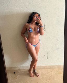 Jade Thirlwall feet photo thumbnail