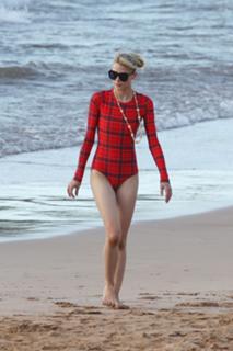Jaime King feet photo thumbnail