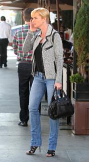 Jaime Pressly feet photo thumbnail