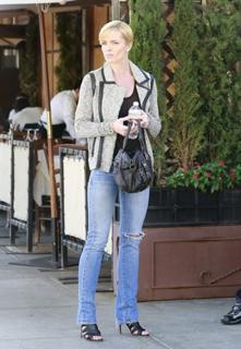 Jaime Pressly feet photo thumbnail