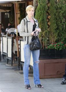 Jaime Pressly feet photo thumbnail