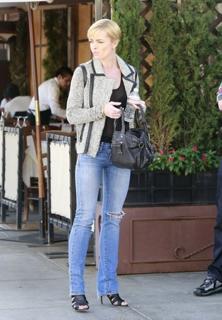 Jaime Pressly feet photo thumbnail