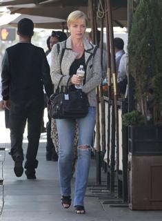 Jaime Pressly feet photo thumbnail