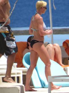 Jaime Pressly feet photo thumbnail