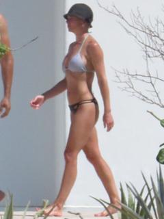 Jaime Pressly feet photo thumbnail