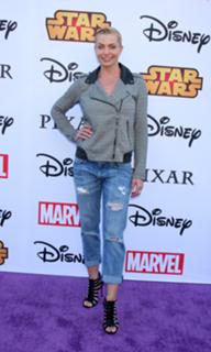 Jaime Pressly feet photo thumbnail