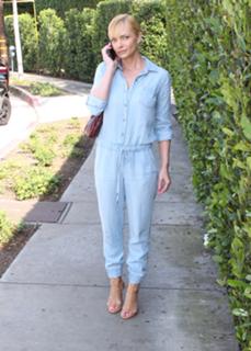 Jaime Pressly feet photo thumbnail