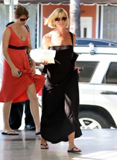 Jaime Pressly feet photo thumbnail
