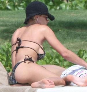 Jaime Pressly feet photo thumbnail