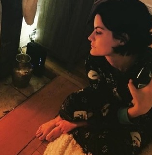 Jaimie Alexander feet photo thumbnail
