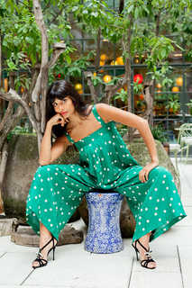 Jameela Jamil feet photo thumbnail