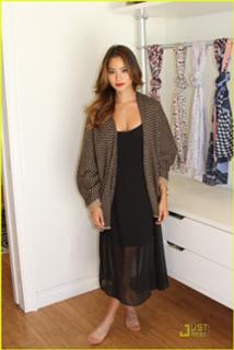 Jamie Chung feet photo thumbnail