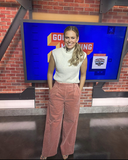 Jamie Erdahl feet photo thumbnail