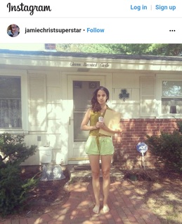 Jamie Loftus feet photo 2