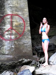 Jamie Loftus feet photo 3