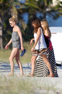 Jamie-Lynn Sigler feet photo thumbnail