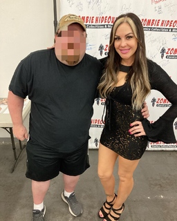 Jamie Szantyr feet photo thumbnail