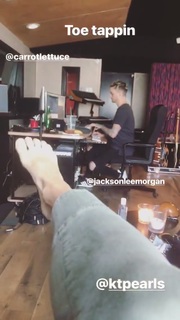 Jana Kramer feet photo thumbnail