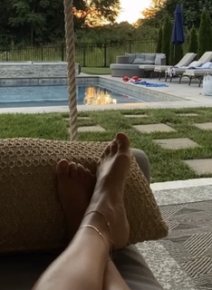 Jana Kramer feet photo thumbnail