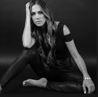 Jana Kramer feet photo thumbnail