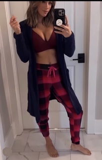 Jana Kramer feet photo thumbnail