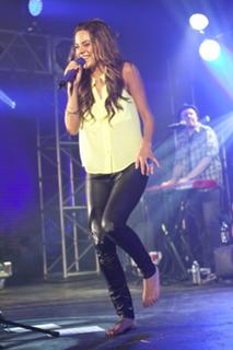 Jana Kramer feet photo thumbnail