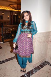 Janani Iyer feet photo 7