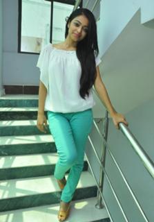 Janani Iyer feet photo 12
