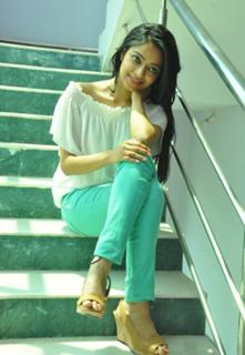 Janani Iyer feet photo 10