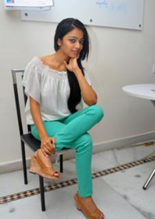 Janani Iyer feet photo 1