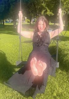 Jane Badler feet photo 3