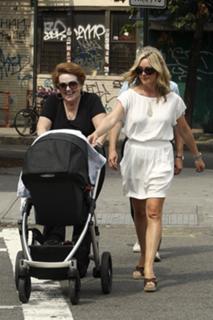 Jane Krakowski feet photo thumbnail
