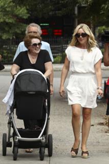 Jane Krakowski feet photo thumbnail