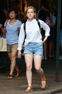 Jane Levy feet photo thumbnail