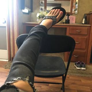 Jane Levy feet photo thumbnail