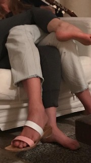 Jane Levy feet photo thumbnail