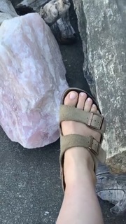 Jane Levy feet photo thumbnail