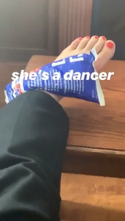 Jane Levy feet photo thumbnail