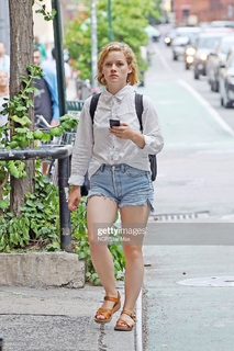 Jane Levy feet photo thumbnail