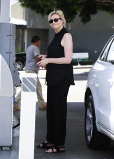 Jane Lynch feet photo 2