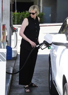 Jane Lynch feet photo 1